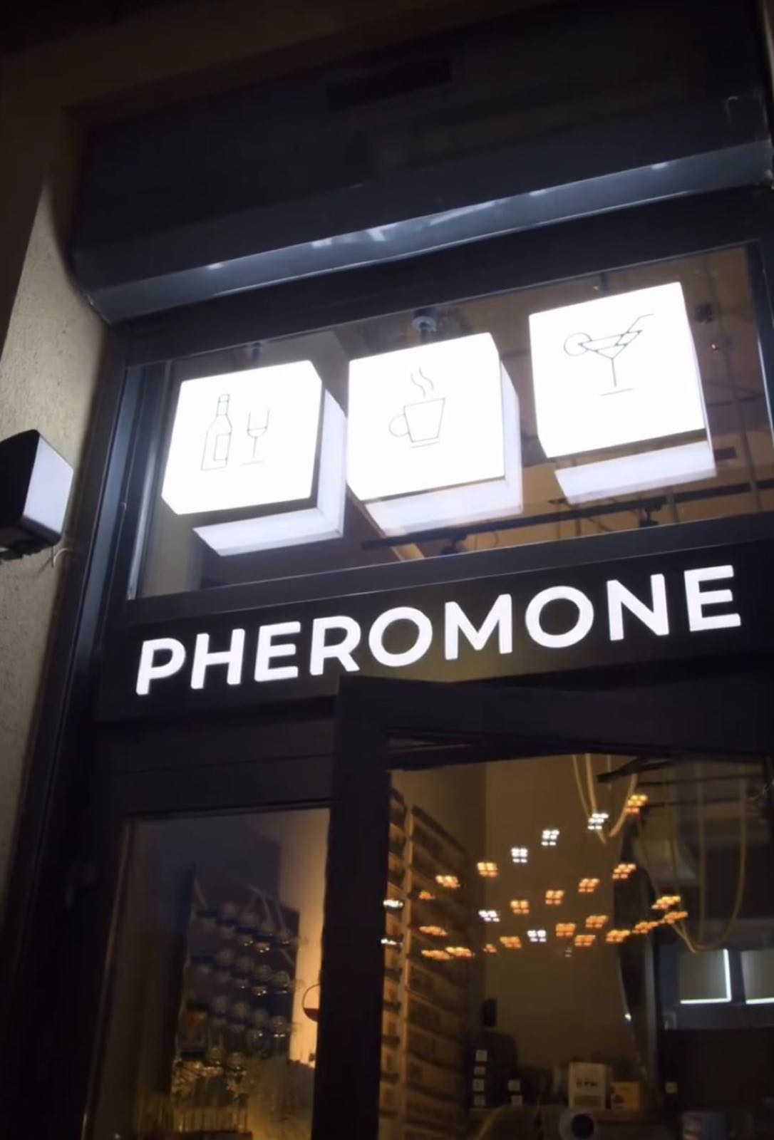 Нічний фасад PHEROMONE зі світловими коробами